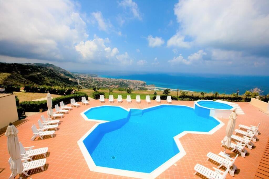 Casa Marzy- Charming Tropea Studio With Pool, Sea & Volcano Views Exterior foto